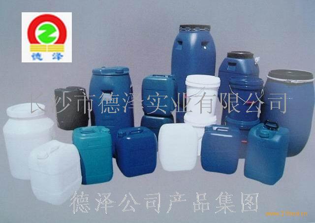 公司始建于一九九九年十月,并注册"德泽"品牌。地处交通便利,物流快捷的省会长沙。距长沙汽车南站1.5公里, 距武广火车南站10公里,距长沙火车站12公里。公司现有1-200L的塑料产品是中南地区规格最全、品种最多的专业包装企业。本公司拥有两间专业化注塑车间,两间专业化吹塑车间,四间面积在2200以上的室内仓储室等厂房、办公室及配套员工宿舍;本公司生产技术先进,工艺设备优良,拥有多台微电脑全自动中空吹塑机,并具有目前国内最先进的MOOG100点壁厚控制系统和OMRON高精度自动温度控制器