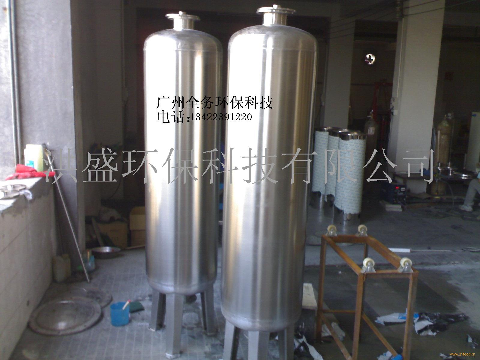 A.构造性能—强度高、重量轻 1、与同规格的钢制容器相比,具有相同的强度,而重量只有钢制容器的三分之一 2、各种严格的性能测试显示,复合材料的性能远远胜于钢材料 3、标准操作压力为10.5kgf/cm2(150psi);标准操作温度为65(150) B.安装及维护费用低 1、玻璃钢压力容器重量轻,易于安装;用户减少额外支出 。 2、罐体无需油漆,也不用衬胶或内涂环氧。 3、降低维护保养费用,减少停产检修时间。 C.